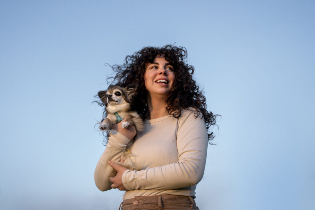 mulher-de-tiro-medio-com-cachorro-chihuahua