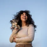 mulher-de-tiro-medio-com-cachorro-chihuahua