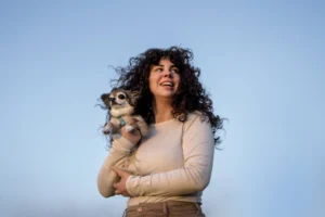 mulher-de-tiro-medio-com-cachorro-chihuahua