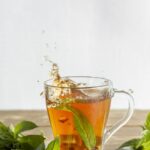 vista-frontal-conceito-de-ervas-de-cha-com-espaco-de-copia