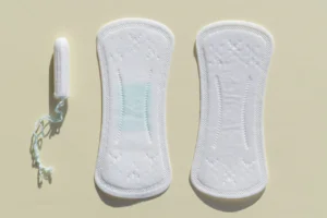 vista-superior-varios-absorventes-higienicos-e-tampao