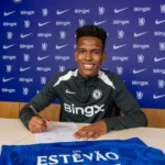 Estevao-assina-contrato-com-o-Chelsea_-na-Inglaterra-aspect-ratio-512-320