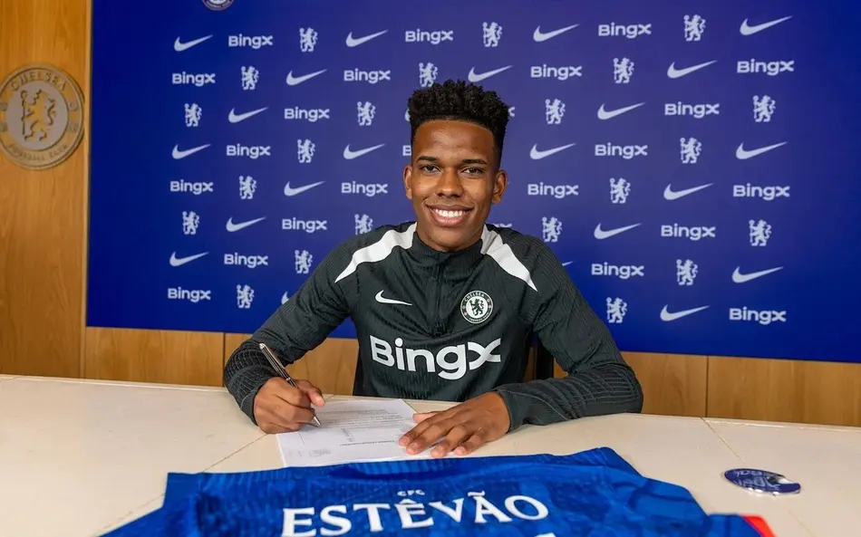 Estevao-assina-contrato-com-o-Chelsea_-na-Inglaterra-aspect-ratio-512-320