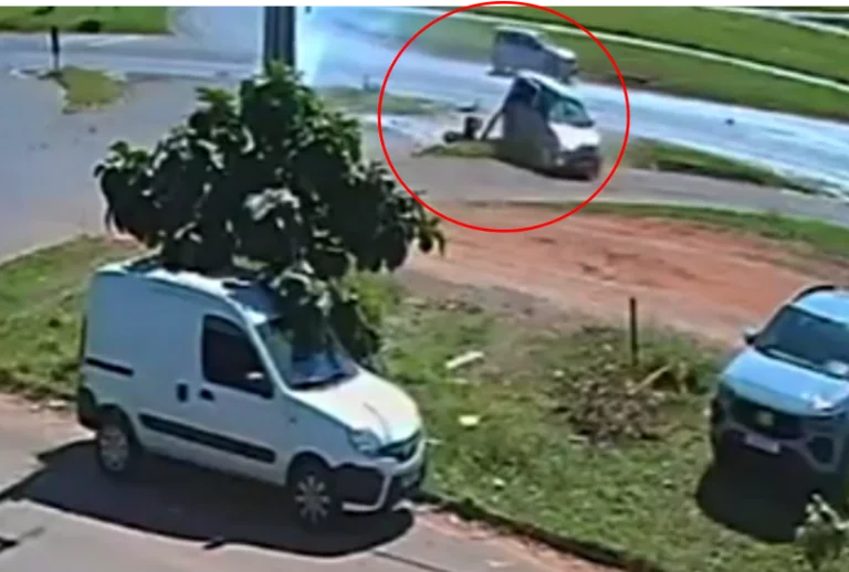 Umuarama-Video-mostra-colisao-entre-carro-e-moto-na-PR-323-768×518