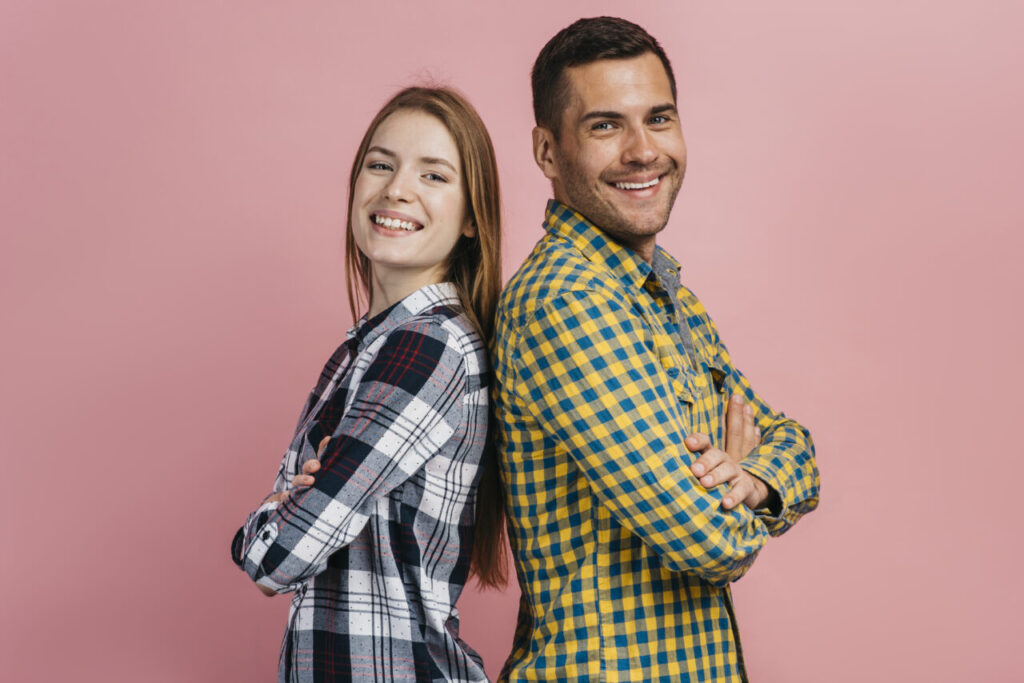 homem-mulher-posar-e-olhando-camera