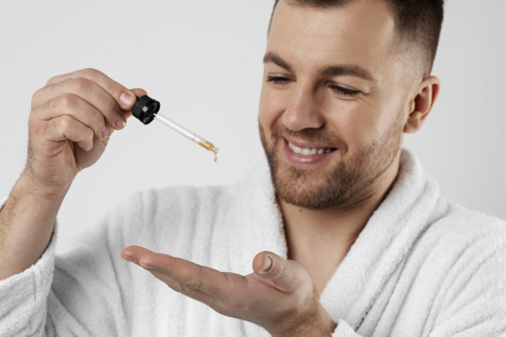 jovem-aplicando-seu-tratamento-antienvelhecimento