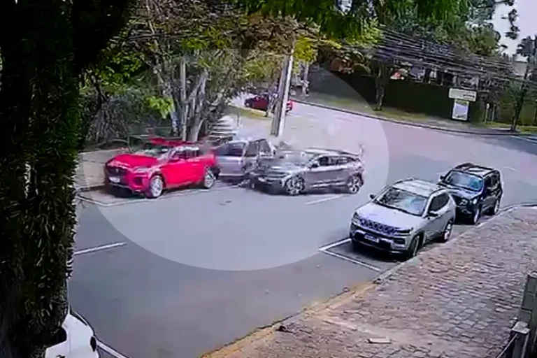 Adolescente-furta-carro-importado-e-causa-colisao-durante-fuga-768×512