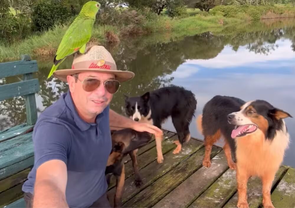 João Jacinto Dias de Almeida e alhguns de seus animais. Foto: Reprodução