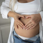 mulher-gravida-passando-tempo-dentro-de-casa