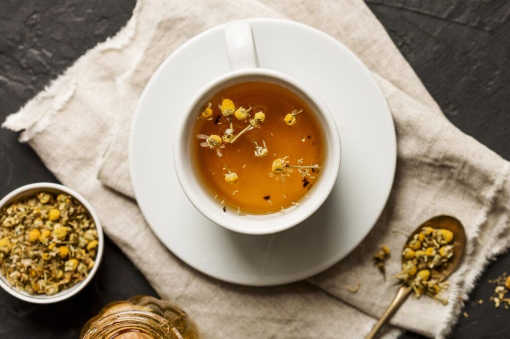 vista-superior-conceito-de-cha-de-ervas