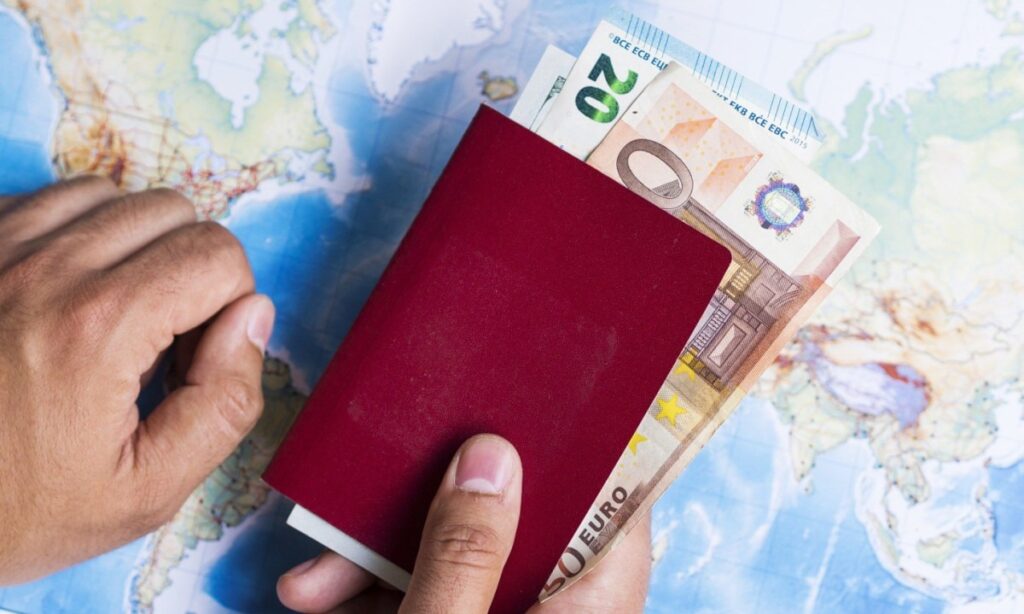 1_carteira-fechada-com-euros-e-mapa-mundo-60211147