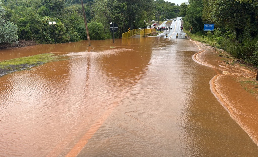 Goioxim-ponte-alagada-Foto-Prefeitura