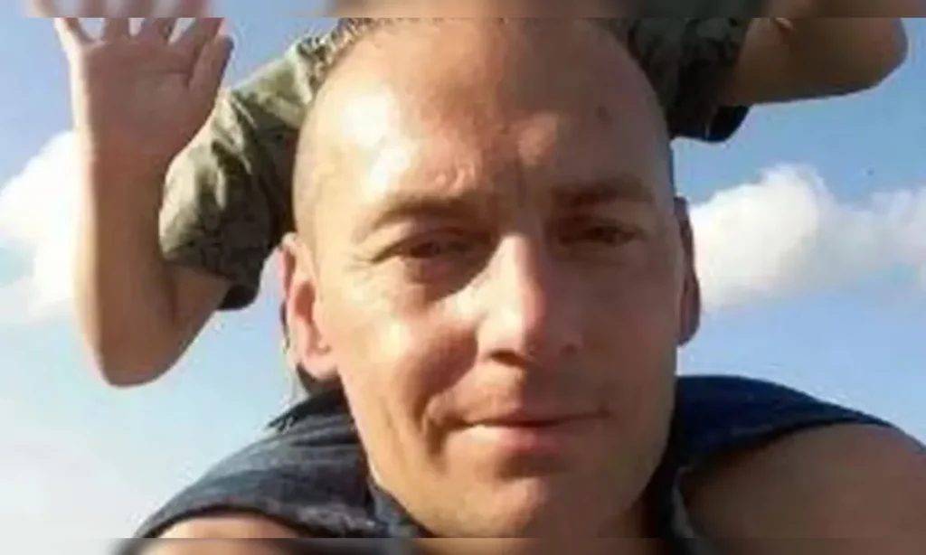 Norman-White-passou-mal-ao-ver-o-caixao-do-filho-e-01028370-0-202510021614-ProportionalFillBackground