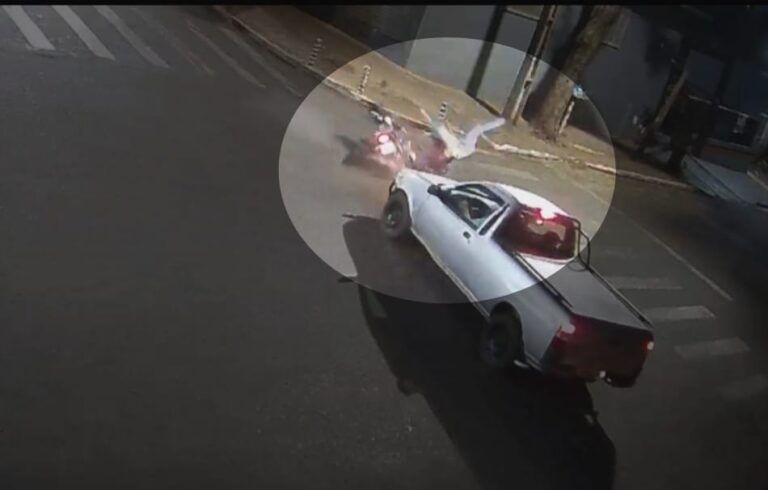 camera-de-seguranca-flagra-acidente-em-cruzamento-de-paicandu-jovem-foi-socorrido-com-fratura-exposta-768×490