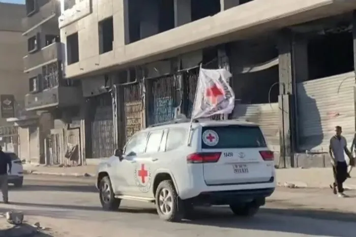 cruz-vermelha-refens-libertados-pelo-hamas-na-faixa-de-gaza-foto-Reproducao-Al-Jazeera-700×467