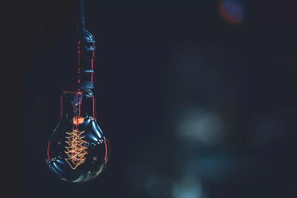 feche-a-lampada-acesa-no-espaco-escuro-da-copia