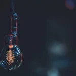 feche-a-lampada-acesa-no-espaco-escuro-da-copia