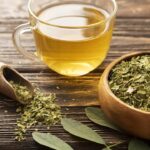 folhas-verdes-e-uma-xicara-de-cha