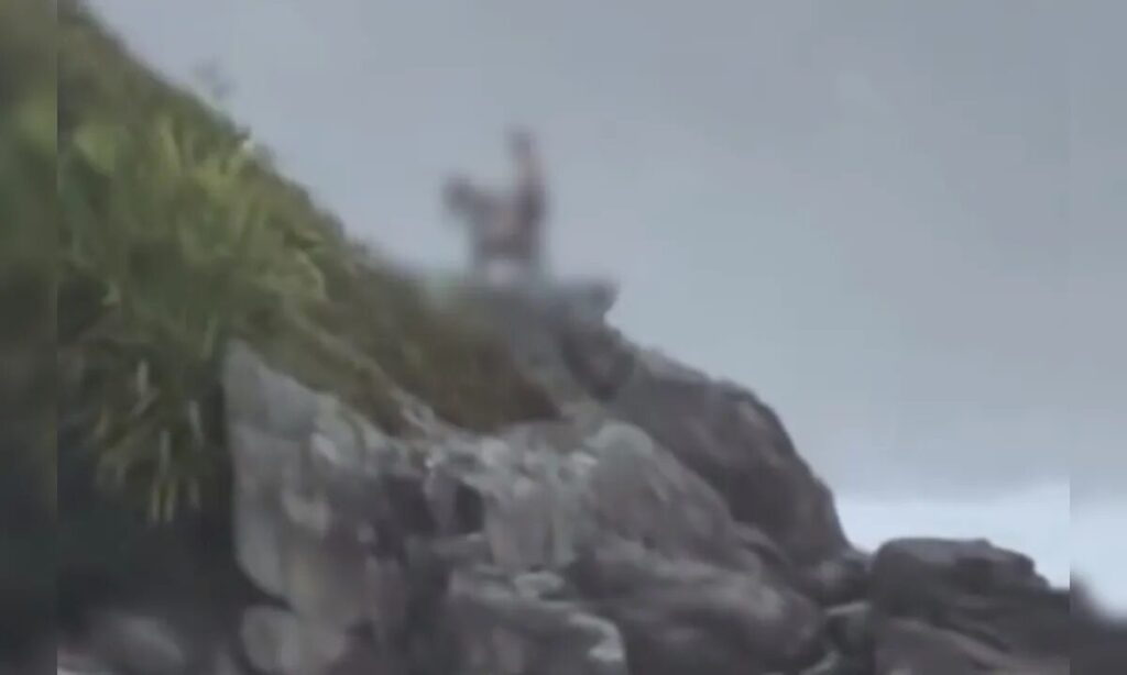 Casal faz sexo em praia em plena luz do dia. Foto: Reprodução