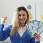 mulher-de-tiro-medio-vencendo-jogos-de-bingo