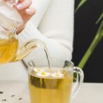 mulher-derramando-cha-bule-de-cristal