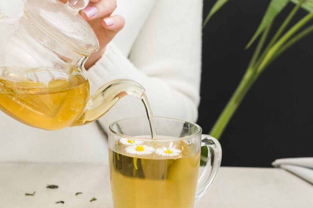 mulher-derramando-cha-bule-de-cristal