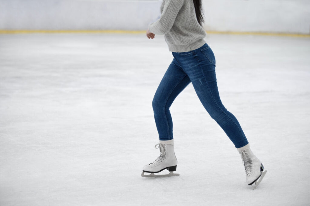 patinacao-no-gelo-de-mulher-de-vista-lateral