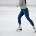 patinacao-no-gelo-de-mulher-de-vista-lateral