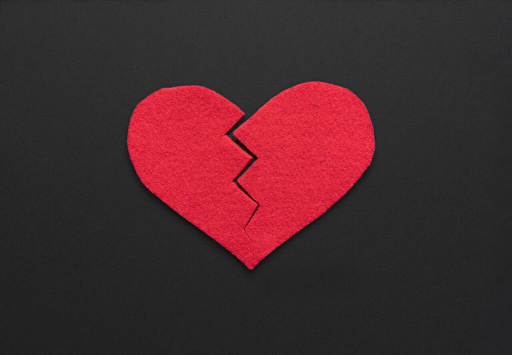 vista-superior-coracao-partido-em-fundo-escuro