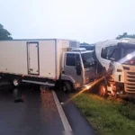 Acidente-entre-caminhoes-foi-registrado-na-BR-376-01043450-0-202511240807-ProportionalFillBackground