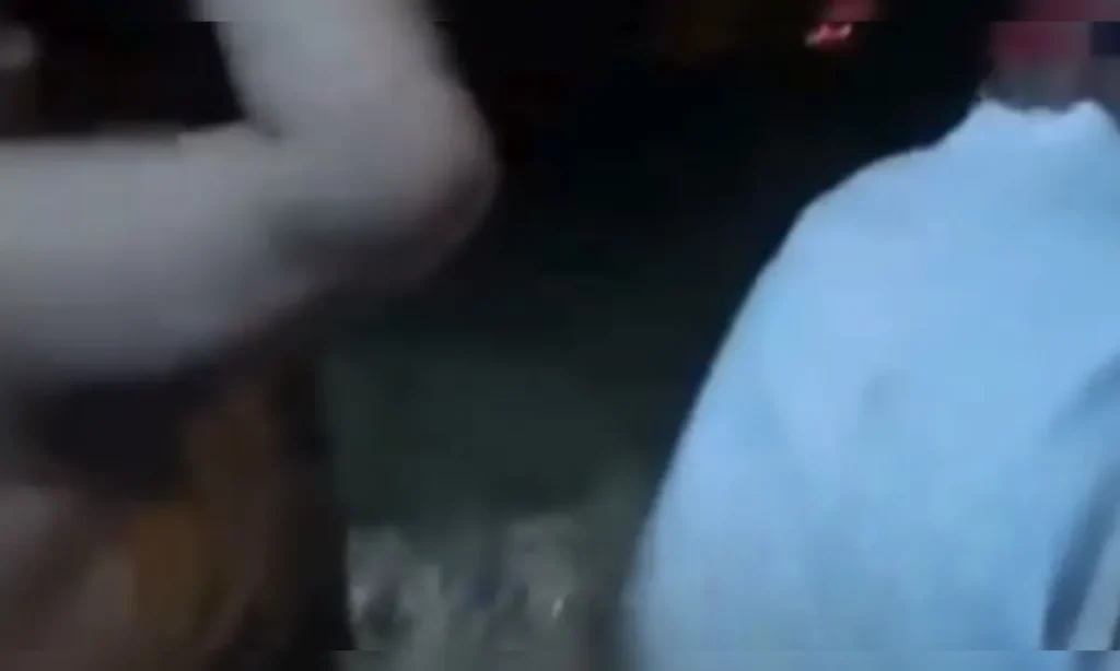 As-marcas-das-agressoes-aparecem-na-camiseta-branc-01041067-0-202511132152-ProportionalFillBackground