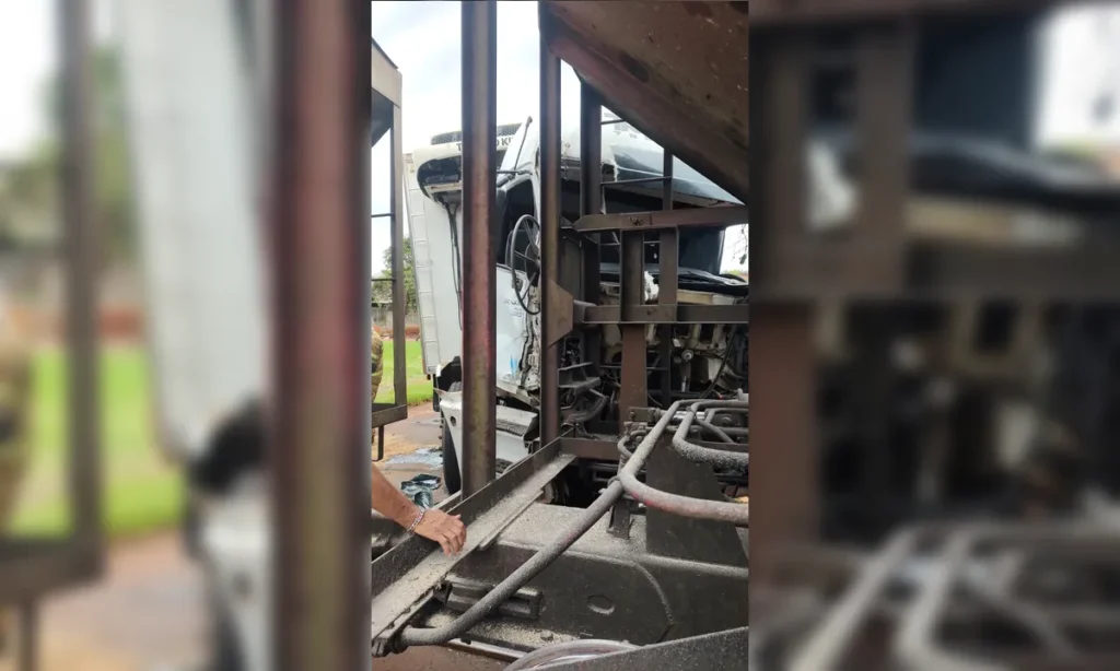 Com-a-colisao-duas-pessoas-ficaram-feridas-01037272-0-202511011810-ProportionalFillBackground