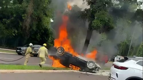 carro-capota-pega-fogo-e-deixa-uma-pessoa-morta-na-avenida-itororo-em-maringa-768×521-1-500×281