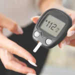 pessoa medindo nível de glicose foto reproducao