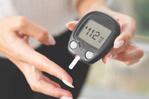 pessoa medindo nível de glicose foto reproducao