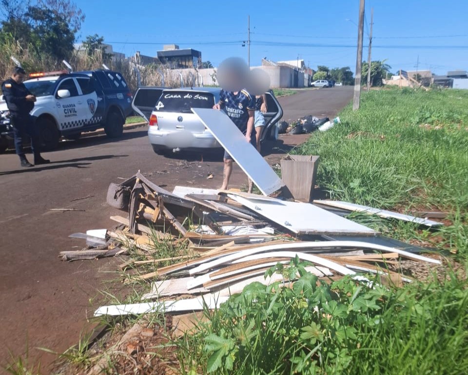 guarda-civil-de-maringa-flagra-descarte-irregular-no-conjunto-requiao-multa-pode-chegar-a-r-5-mil