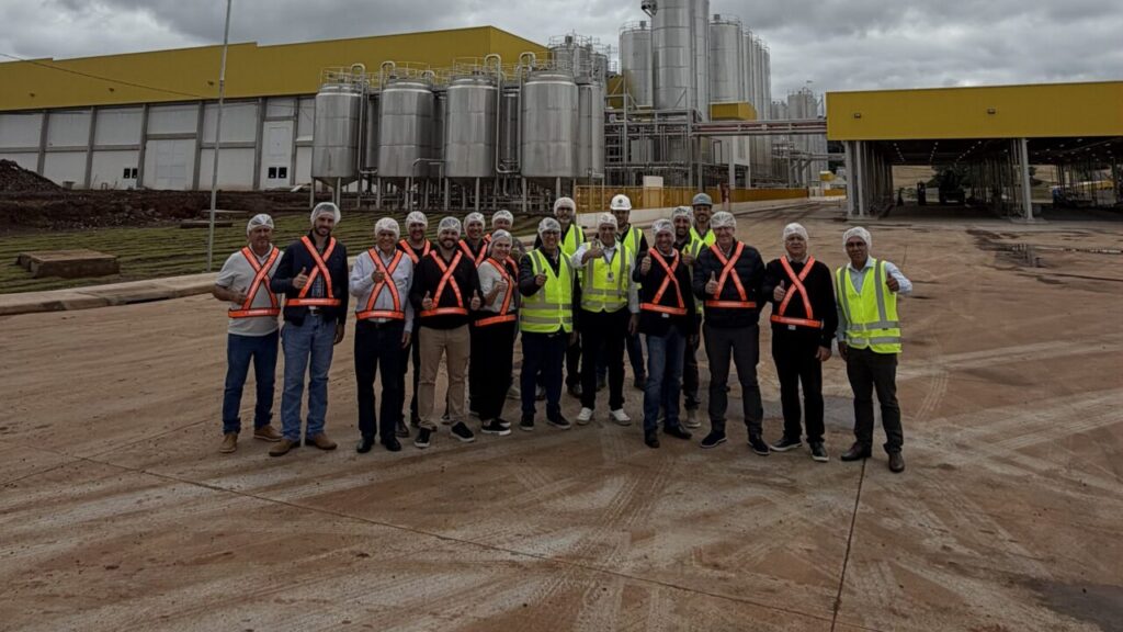 O secretário de Estado da Agricultura e do Abastecimento do Paraná, Márcio Nunes, fez uma visita técnica á nova fábrica no fim de outubro. Foto: Divulgação