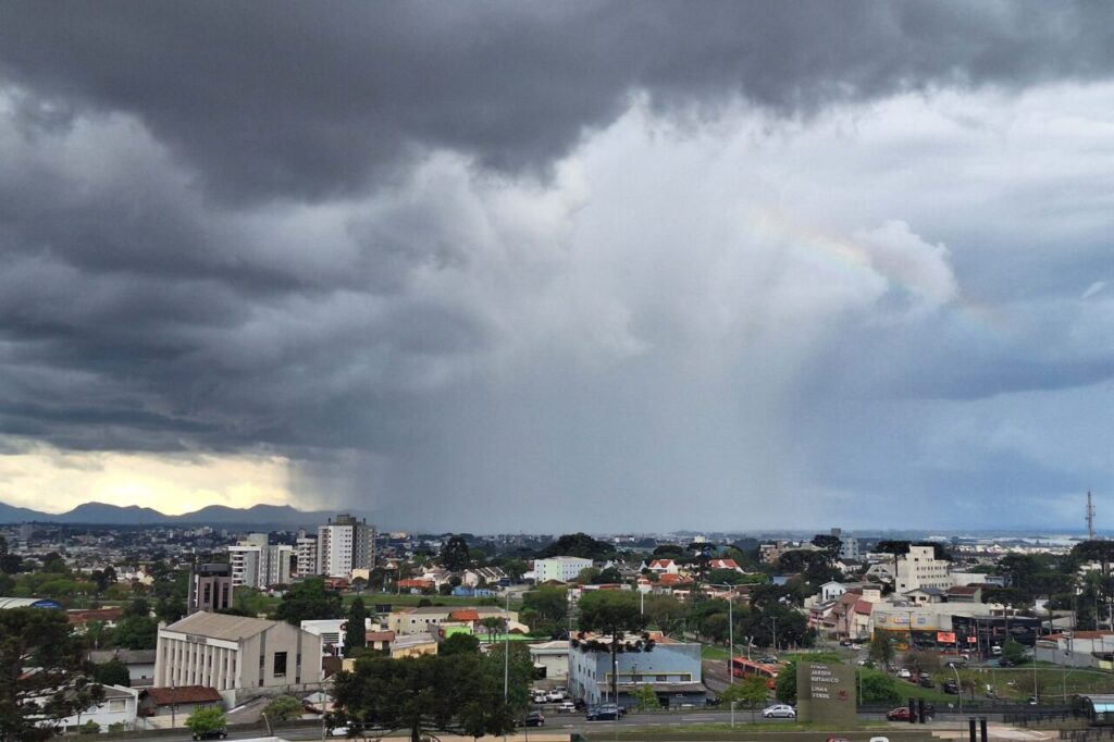 O tempo deve mudar nas próximas horas em todo o Paraná, com a chegada de tempestades.