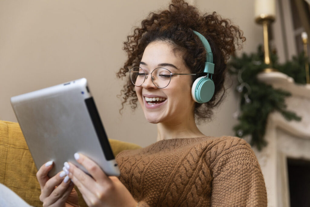 mulher-sorridente-de-tiro-medio-com-fones-de-ouvido