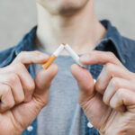 retrato-de-homem-jovem-quebrar-cigarro