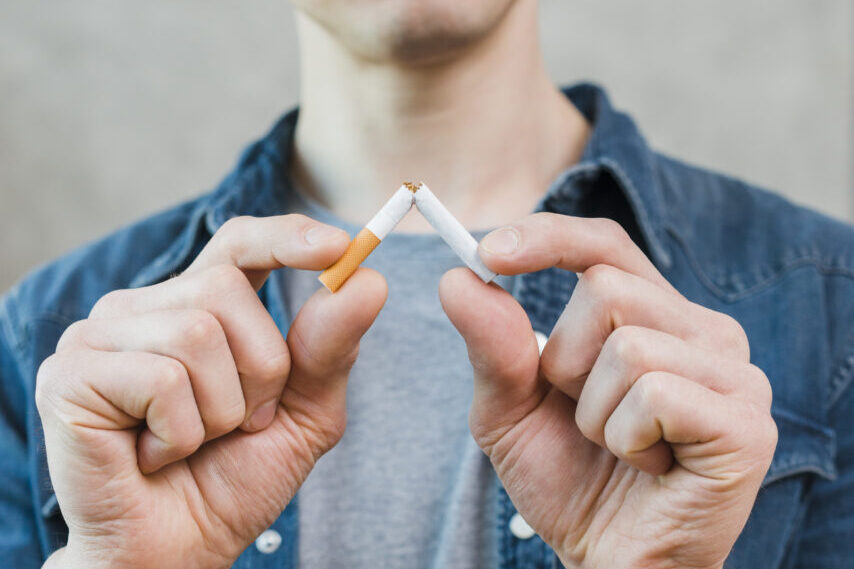 retrato-de-homem-jovem-quebrar-cigarro