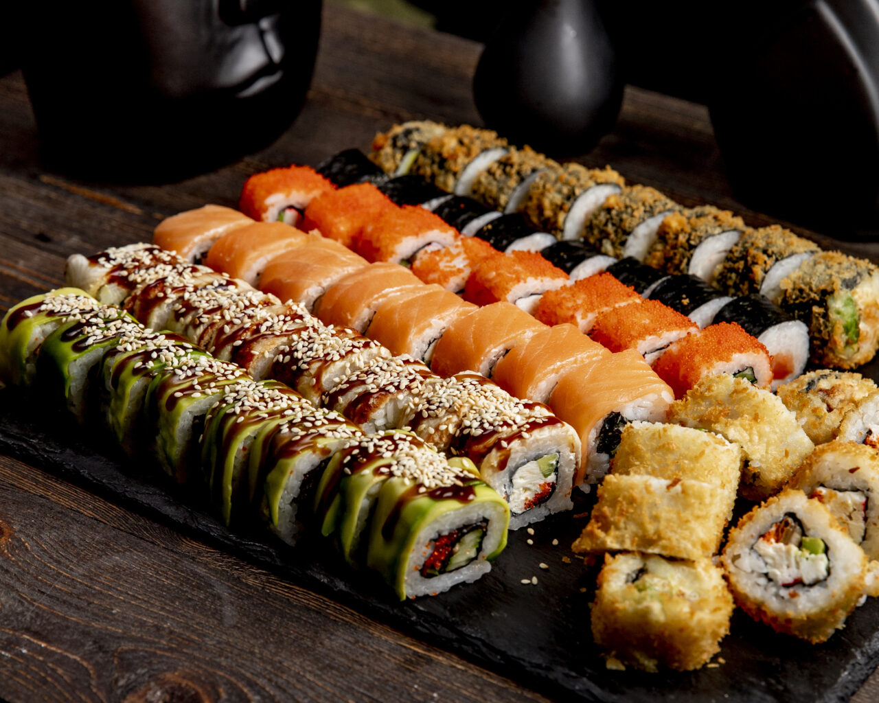 sushi-conjunto-rolos-quentes-