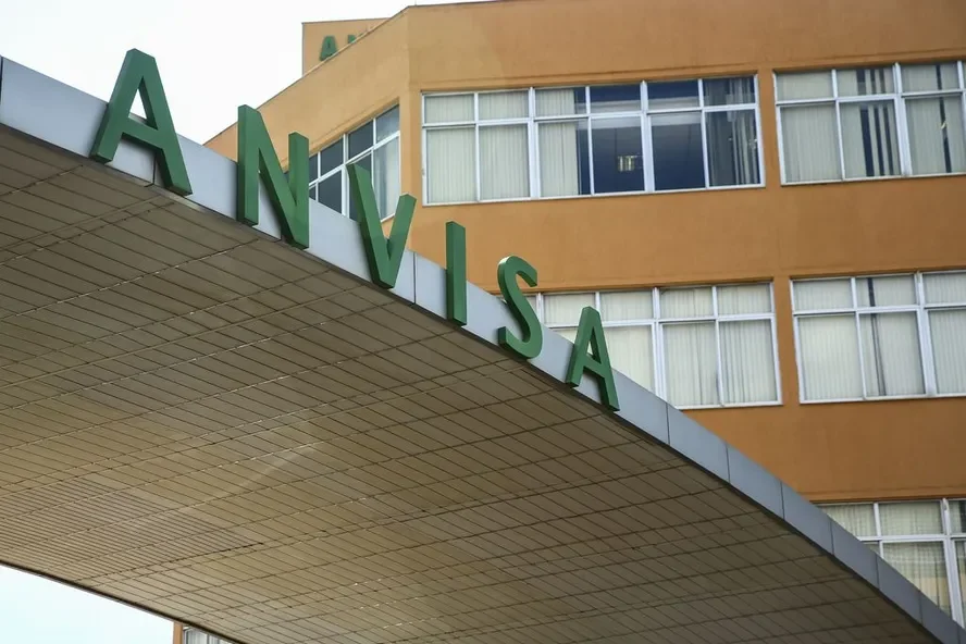 90474091-fachada-do-edificio-sede-da-agencia-nacional-de-vigilancia-sanitaria-anvisa.-publicado-em-1