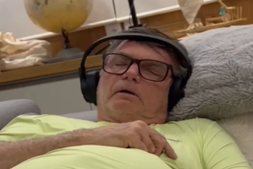 Carlos-compartilha-video-de-Bolsonaro-solucando-Doloroso-demais