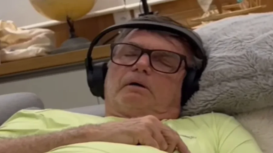 Carlos-compartilha-video-de-Bolsonaro-solucando-Doloroso-demais