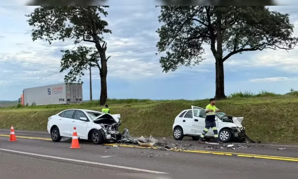 Grave-acidente-envolveu-dois-carros-na-BR-277-01045403-0-202512010920-ProportionalFillBackground