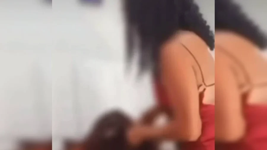 Mulher-corta-cabelo-de-vitima-torturada