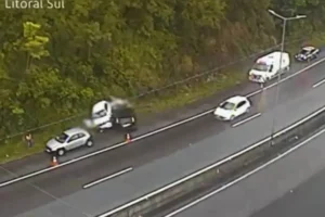 O-carro-rodou-na-pista-que-estava-molhada-e-atingi-01052153-0-202512260921-3