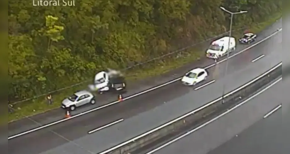 O-carro-rodou-na-pista-que-estava-molhada-e-atingi-01052153-0-202512260921-3