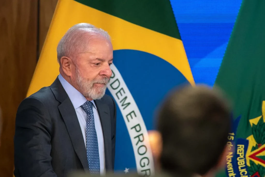 O-presidente-Luiz-Inacio-Lula-da-Silva-participa-da-cerimonia-no-Palacio-do-Planalto-em-que-o-Governo-Federal-anuncia-novos-investimentos-para-municipios-do-Rio-Grande-do-Sul-Metropoles-1-scaled